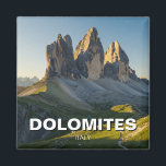 Dolomieten Italië Reizen Magneet<br><div class="desc">De Dolomieten, een adembenemende bergketen in Noord-Italië, staan bekend om hun dramatische toppen, ruige kliffen en prachtige alpenlandschappen. Deze op de Werelderfgoedlijst van UNESCO geplaatste bergen maken deel uit van de Zuidelijke Kalkalpen en strekken zich uit over de regio's Trentino-Alto Adige, Veneto en Friuli Venezia Giulia, en bieden het hele...</div>
