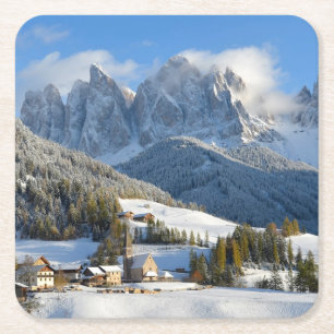 Dolomites-dorp in het onderzetter van de winter