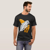 Dolphin Crash Surfboard Surfgeschenk T-shirt (Voorkant volledig)