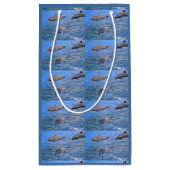 Dolphins jumping out of water klein cadeauzakje (Achterkant)