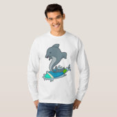Dolpin als Surfer met Surfboard T-shirt (Voorkant volledig)