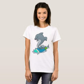 Dolpin als Surfer met Surfboard T-shirt (Voorkant volledig)