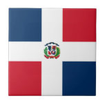 Dominicaanse vlag tegeltje<br><div class="desc">De vlag van de Dominicaanse Republiek is een wit kruis met het nationale wapenschild in het midden. De gebruikte kleuren in de vlag zijn blauw, rood, wit. Het aandeel onder de vlag van de Dominicaanse Republiek bedraagt 2:3. De vlag van de Dominicaanse Republiek werd in 1908 aangenomen. Het eerste gebruik...</div>