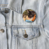 Domme kat ronde button 5,7 cm (In situ)