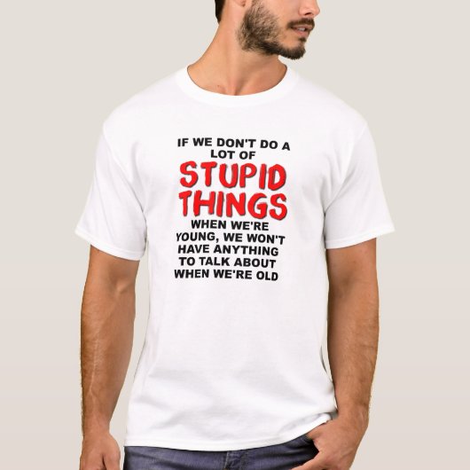 Dommige Jonge Dingen Grappige T-shirt (Voorkant)