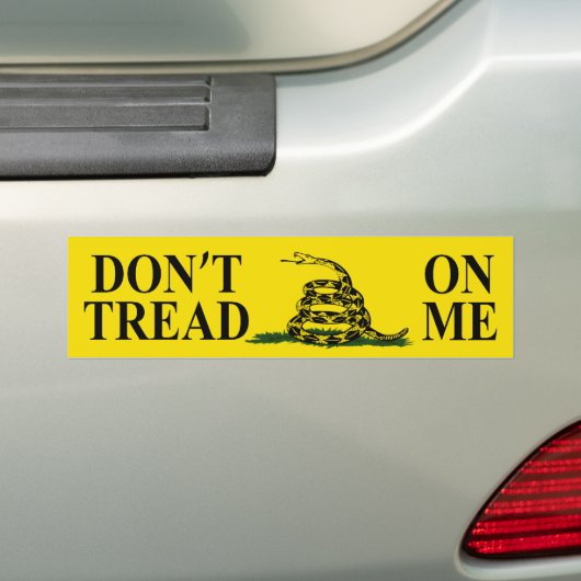 DON BEHANDELT ME GADSDEN FLAG Bumpersticker NIET (Op auto)