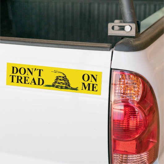 DON BEHANDELT ME GADSDEN FLAG Bumpersticker NIET (Op Truck)