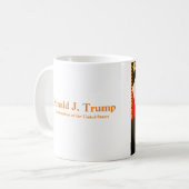 Donald J. Trump, 45e President VS Koffiemok (Voorkant links)