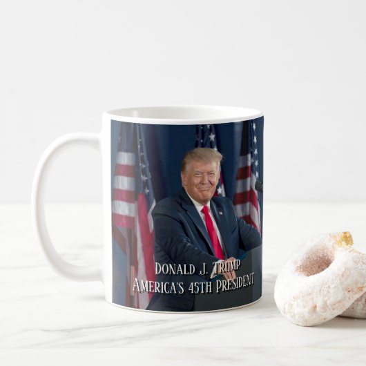 Donald J. Trump 45th President Keepomwille Koffiemok (Met donut)