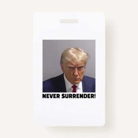 Donald J Trump Mok Shot - Never Surrender Long Sle Badge (Voorkant)