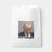 Donald J Trump Mok Shot - Never Surrender Long Sle Bedankzakje (Voorkant)