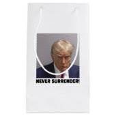 Donald J Trump Mok Shot - Never Surrender Long Sle Klein Cadeauzakje (Voorkant)