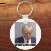 Donald J Trump Mok Shot - Never Surrender Long Sle Sleutelhanger (Voorkant)
