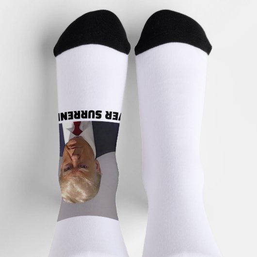 Donald J Trump Mok Shot - Never Surrender Long Sle Sokken (Top)