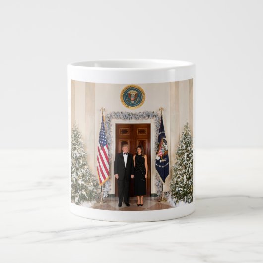 Donald & Melania Trump's kerstwitte huis Grote Koffiekop (Voorkant)