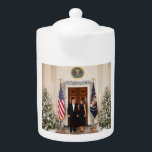 Donald & Melania Trump's kerstwitte huis Theepot<br><div class="desc">Een kerstportret van President Donald & Melania Trump. Donald J. Trump is het 45e President van de Verenigde Staten. Donald John Trump werd geboren in Queens, New York, op 14 juni 1946. Zijn vader, Fred Trump, was een succesvol vastgoedontwikkelaar. Trump studeerde aan de New York Military Academy en de Wharton...</div>