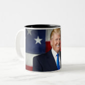 Donald Trump American Flag Mok (Voorkant links)