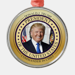 DONALD TRUMP COMMANDER IN CHIEF GOLD PRESIDENTIAL METALEN ORNAMENT