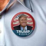 Donald Trump Foto - President 2024 Amerikaanse vla Ronde Button 5,7 Cm<br><div class="desc">Een klassiek ontwerp met een afbeelding van het man dat weer voor president draait. In 2024 deed hij mee aan de verkiezingen voor de Republikeinse Partij. Een foto van Trump met een grungy American Flag als achtergrond. De slogan "Keep America Great" is ook bij dit ontwerp inbegrepen. Een campagneontwerp voor...</div>