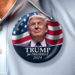 Donald Trump Foto - President 2024 Ronde Button 7,6 Cm<br><div class="desc">Een klassiek ontwerp met een afbeelding van het man dat voor president loopt. Hij is actief bij de verkiezingen van 2024 in de Republikeinse Primaire. Oorspronkelijke foto genomen door Gage Skidmore;</div>