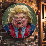 Donald Trump geconfronteerd met boze Cartoon Dartbord<br><div class="desc">Een cirkelvormig dartbord met een karikatuur van een man met blond haar en een boze uitdrukking. Het hoofdgezicht vult het hele bord, en zijn ogen zijn breed met groene pupillen. Hij draagt een pak en een stropdas, en zijn bek is open in een geur. Afbeelding van Donald Trump Dart Board....</div>