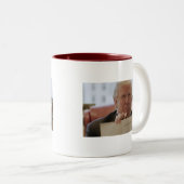 Donald Trump Holding Bijbel - 11oz tweetone koffie Tweekleurige Koffiemok (Voorkant rechts)