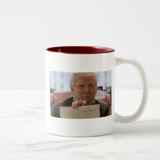 Donald Trump Holding Bijbel - 11oz tweetone koffie Tweekleurige Koffiemok