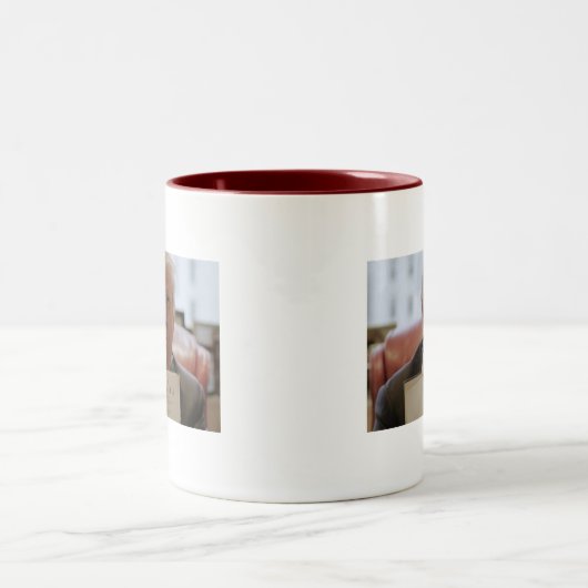 Donald Trump Holding Bijbel - 11oz tweetone koffie Tweekleurige Koffiemok (Center)