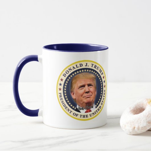Donald Trump Inauguration Gold Stars Souvenir Mok (Met donut)
