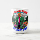 DONALD TRUMP MAAKT AMERIKA ÉÉN TAS PER KEER SCHOON KOFFIEMOK (Center)