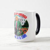 DONALD TRUMP MAAKT AMERIKA ÉÉN TAS PER KEER SCHOON MAGISCHE MOK (Voorkant rechts)