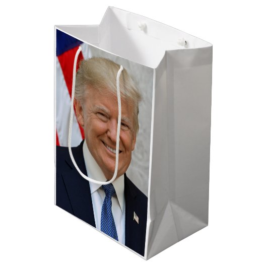 Donald Trump Medium Cadeauzakje (Voorkant Gekanteld)