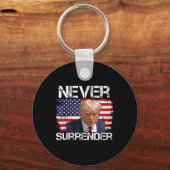 Donald Trump Mok Shot Never Surrender 2024 Sleutelhanger (Voorkant)