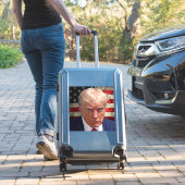 Donald Trump Mok Shot Sticker met American Flag (Koffer Insitu)