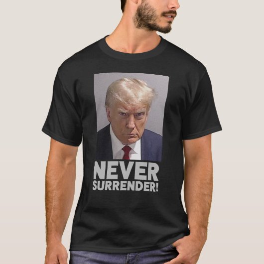 Donald Trump Mugshot - Never Surrender! T-shirt (Voorkant)
