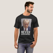Donald Trump Mugshot - Never Surrender! T-shirt (Voorkant volledig)