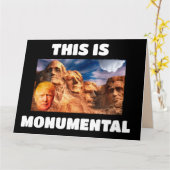 DONALD TRUMP ON MOUNT RUSHMORE BIG BIRTHDAY KAART (Gele Bloem)