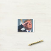 Donald Trump Salutes Post-it® Notes (Op bureau)