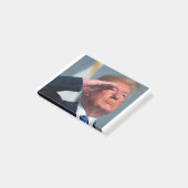 Donald Trump Salutes Post-it® Notes (Schuin)