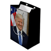 Donald Trump US President White House MAGA 2024  Medium Cadeauzakje (Voorkant Gekanteld)