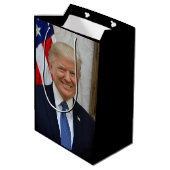 Donald Trump US President White House MAGA 2024  Medium Cadeauzakje (Achterkant Gekanteld)