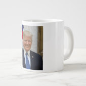 Donald Trump US President Witte Huis MAGA 2024 Grote Koffiekop (Voorkant rechts)