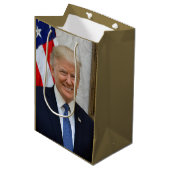 Donald Trump US President Witte Huis MAGA 2024 Medium Cadeauzakje (Voorkant Gekanteld)