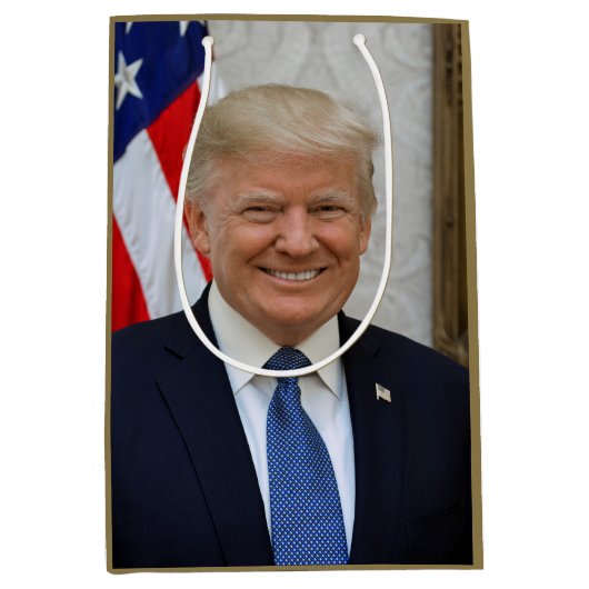 Donald Trump US President Witte Huis MAGA 2024 Medium Cadeauzakje (Voorkant)