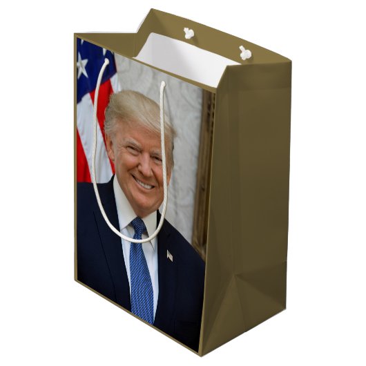 Donald Trump US President Witte Huis MAGA 2024 Medium Cadeauzakje (Achterkant Gekanteld)