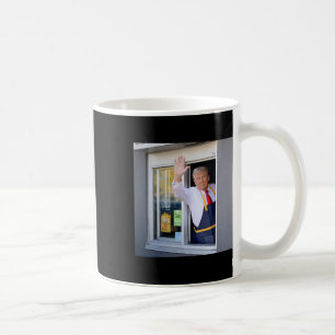 Donald Trump werkt op het Fry-station en houdt een Koffiemok