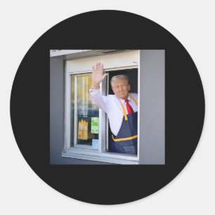 Donald Trump werkt op het Fry-station en houdt een Ronde Sticker