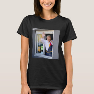 Donald Trump werkt op het Fry-station en houdt een T-shirt