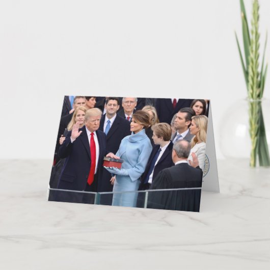 Donald Trump wordt gedragen als President Kaart (Voorkant)