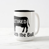 Done With the Bull Funny Cow Theme Retirement Tweekleurige Koffiemok (Voorkant rechts)